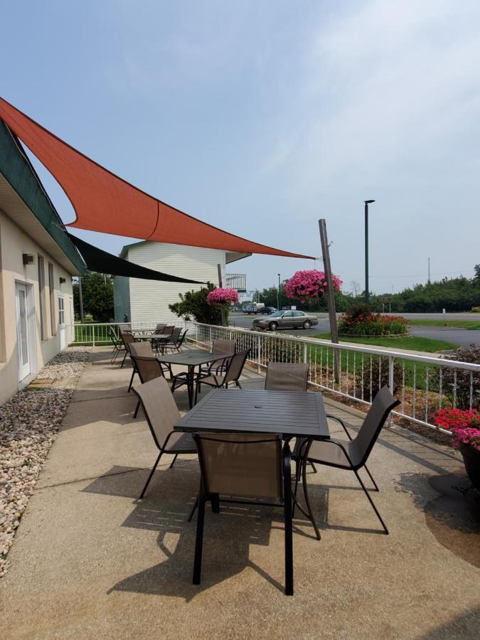 Voyager Inn Saint Ignace Exterior foto