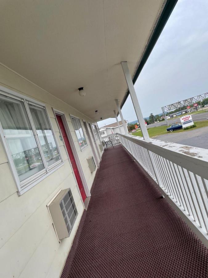 Voyager Inn Saint Ignace Exterior foto