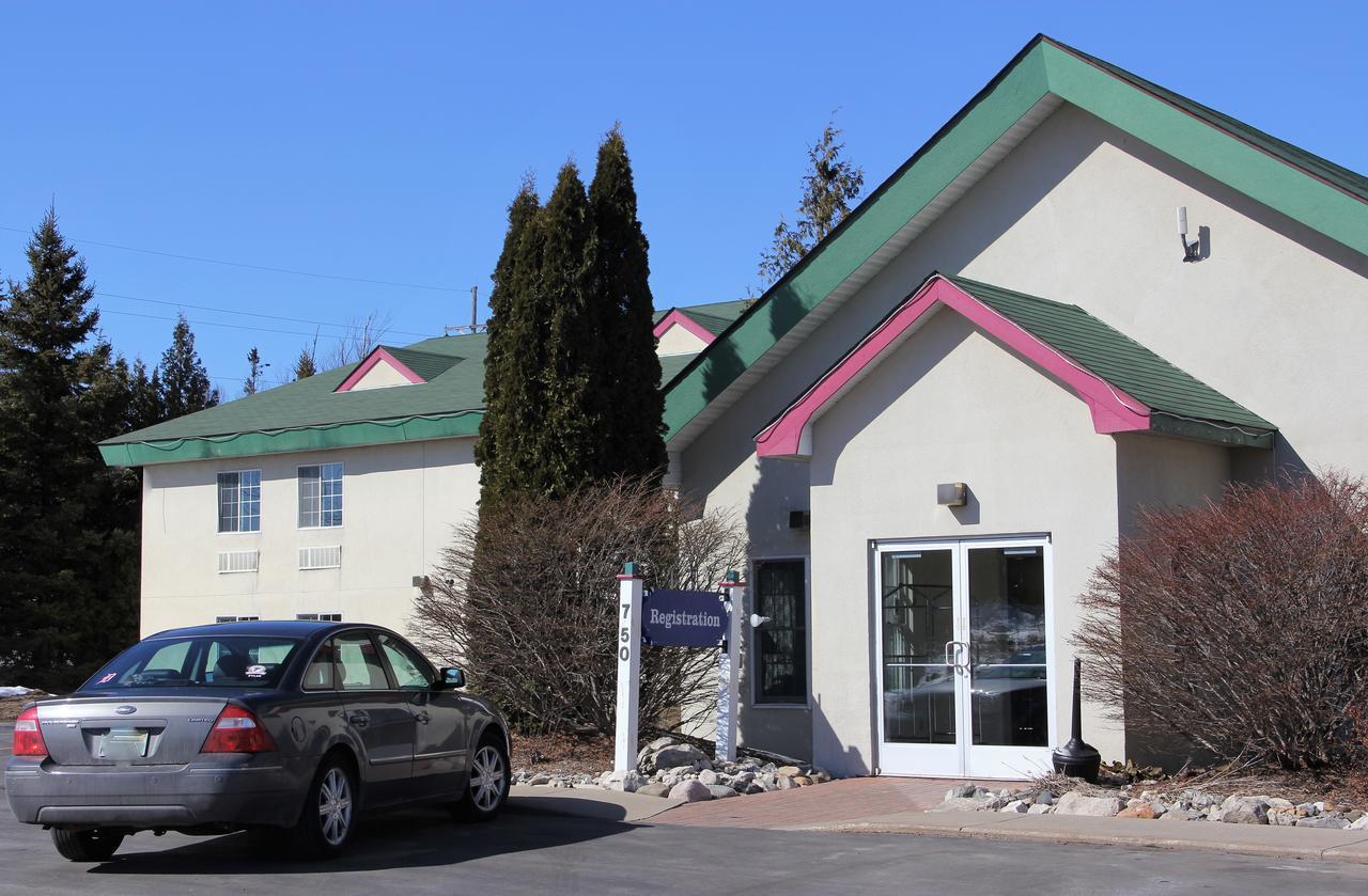 Voyager Inn Saint Ignace Exterior foto
