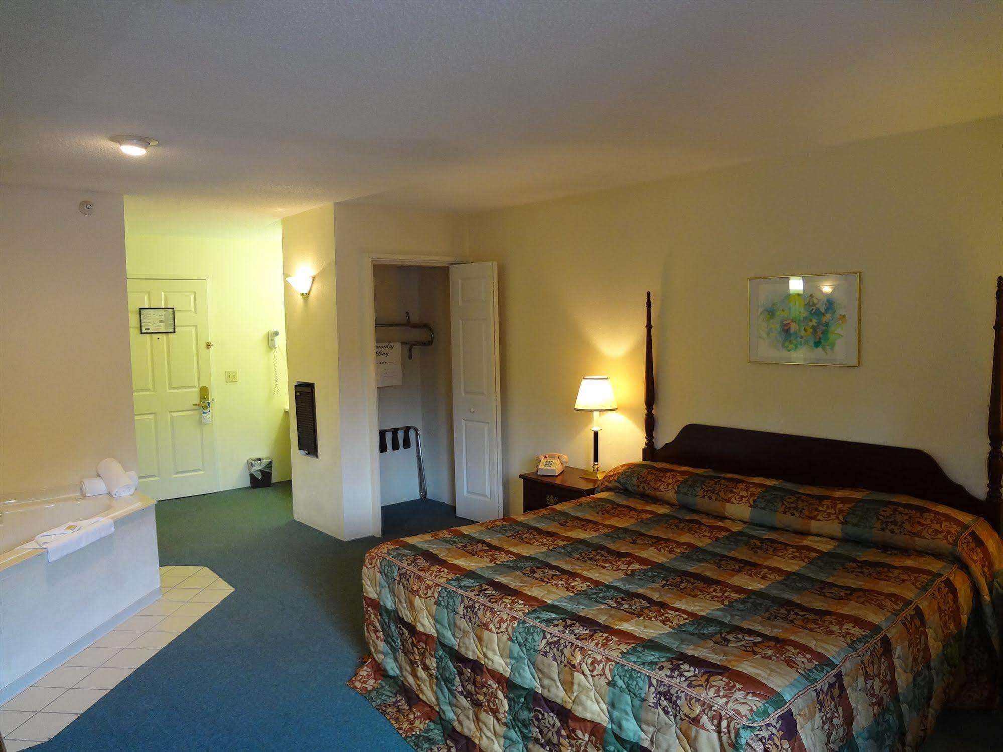 Voyager Inn Saint Ignace Exterior foto